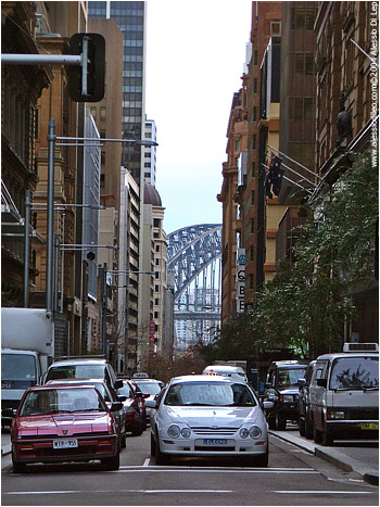 In lontananza l' Harbour Bridge