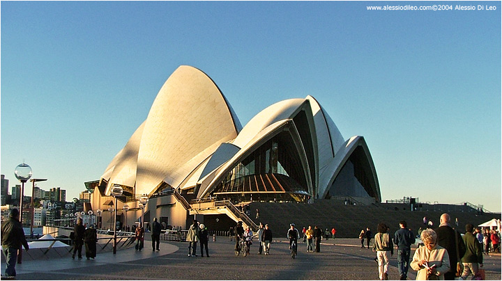 L'Opera House illuminata dalla calda luce del tramonto