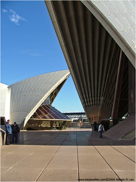 Passeggiano in mezzo all'Opera House