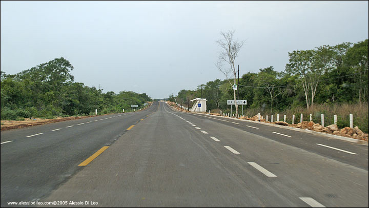 Strada provicniale, di solito sono abbastanza larghe, con lunghi rettilinei e ben tenute - Labnà