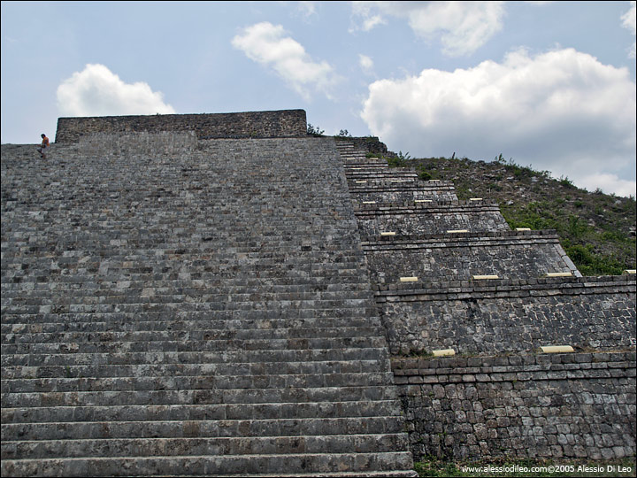 La scalinata che porta in cima alla grande piramide di Uxmal - Uxmal