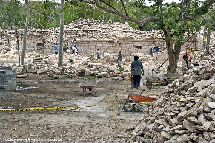 Ogni anno pezzi di rovine vengono strappati alla foresta e restaurati molto lentamente, in perfetto stile messicano! - Uxmal