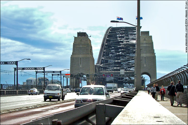 Pista pedonale, corsie per veicoli e linea ferroviaria sull'Arbour Bridge - Sydney