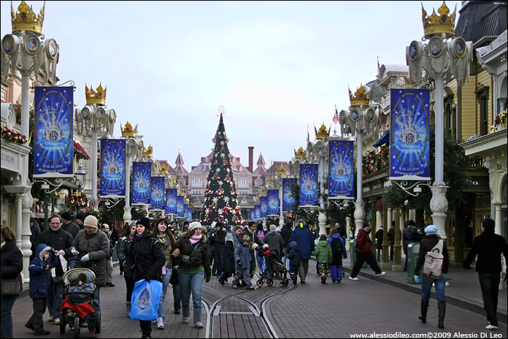 La Main street piena di negozi - Disneyland