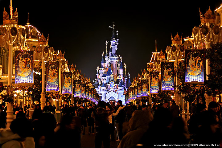 La Main street durante lo spettacolo dell'accensione del castello  - Disneyland