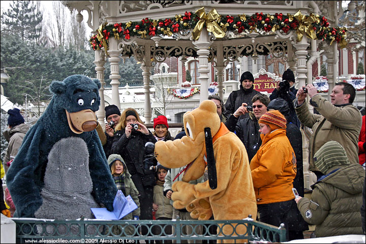 Baloo e Pluto insieme giocano e scherzano per la gioia dei bambini - Disneyland