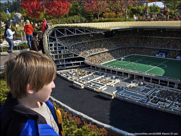 Di notte l'Allianz Arena si illumina di colori diversi, a seconda delle squadre ospitate - Legoland