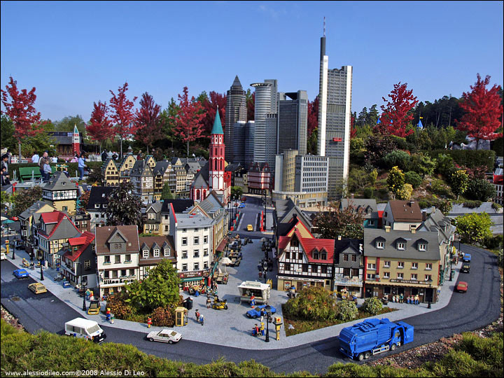 La moderna skyline di Francoforte in contrasto con la parte antica della città - Legoland