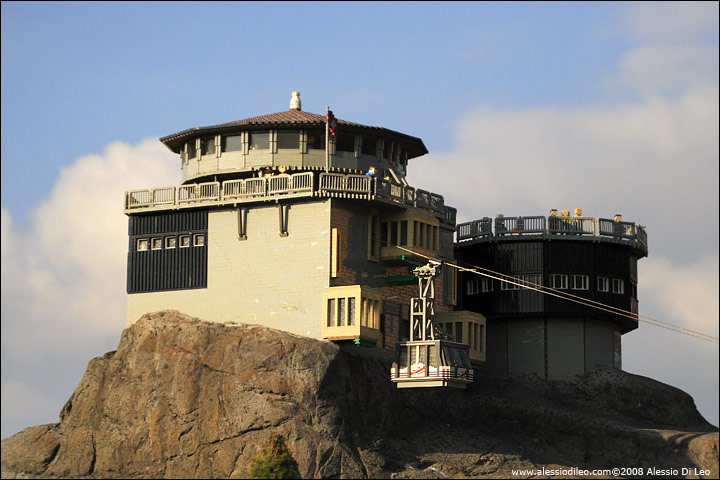 La funivia sulla cima del monte Schilthorn con il suo ristorante girevole - Legoland