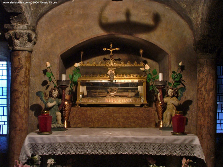 Altare delle reliquie, contiene i resti mortali del Santo eremita