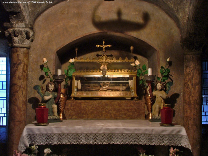 Altare delle reliquie, contiene i resti mortali del Santo eremita