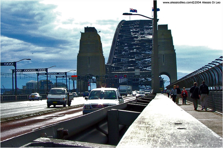 Pista pedonale, corsie per veicoli e linea ferroviaria sull'Arbour Bridge
