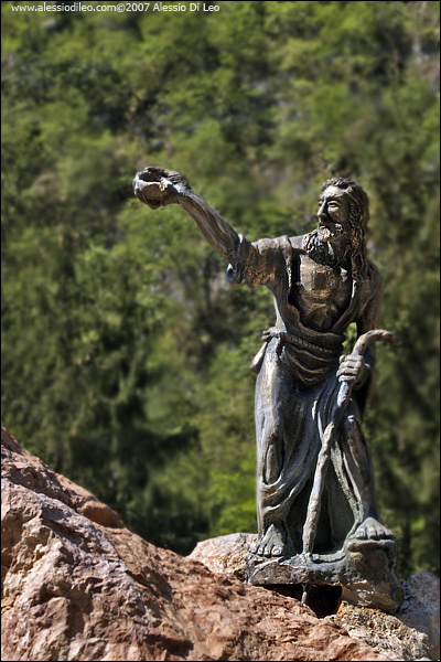 Raffigurazione di San Romedio nel giardino del santuario