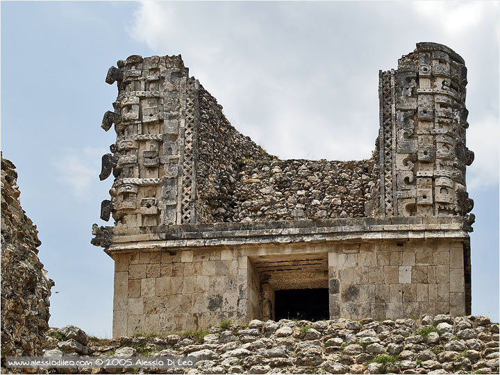 Altare con raffigurazioni del Dio Chaac