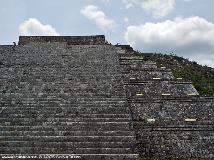 La scalinata che porta in cima alla grande piramide di Uxmal