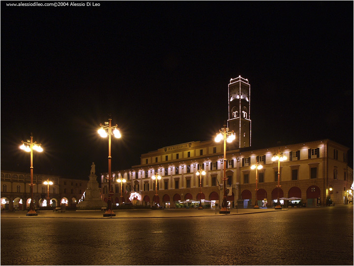 Forl&igrave; piazza Saffi e il municipio